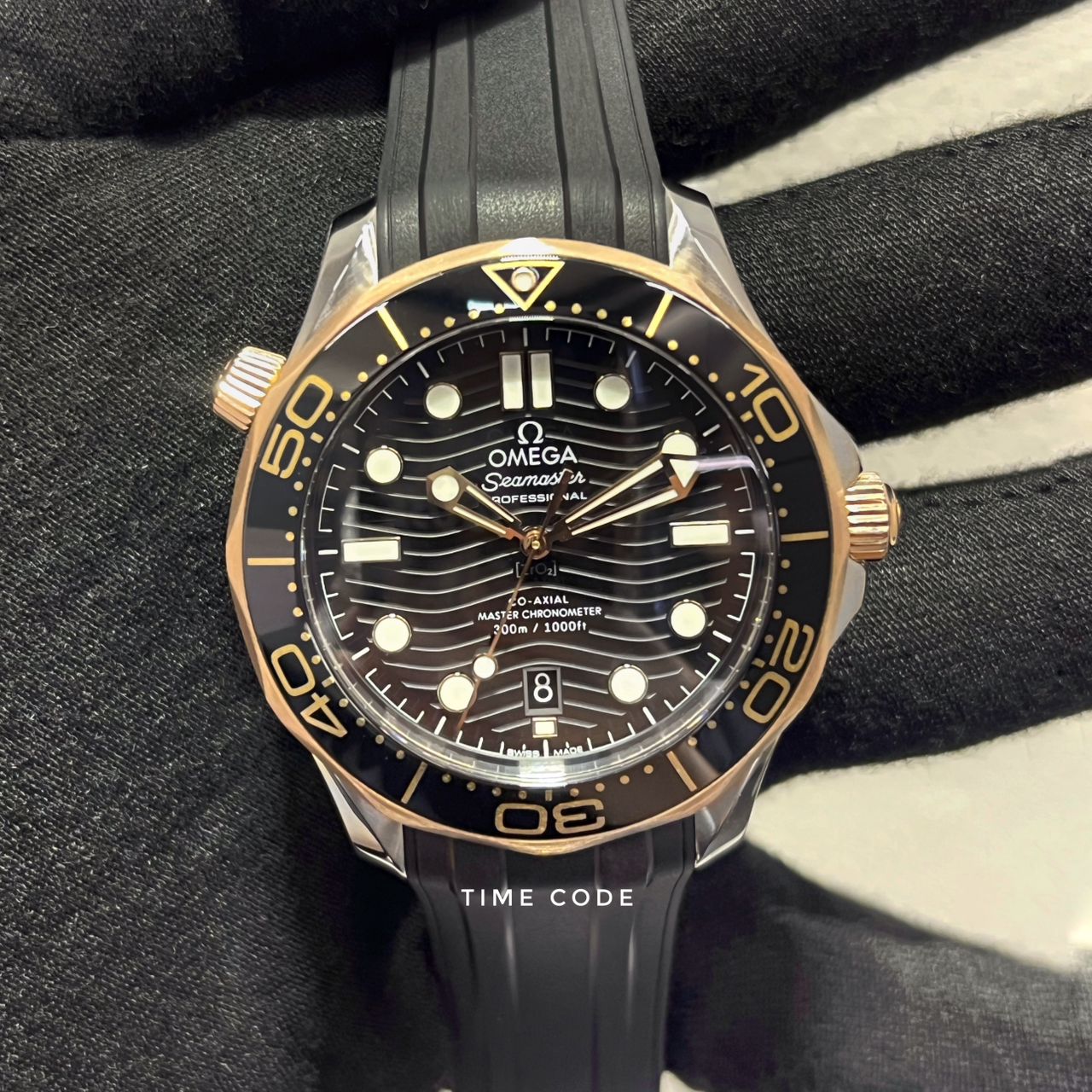 OMEGA SEAMASTER DIVER 300M BLACK DIAL SEDNA GOLD -210.22.42.20.01.002